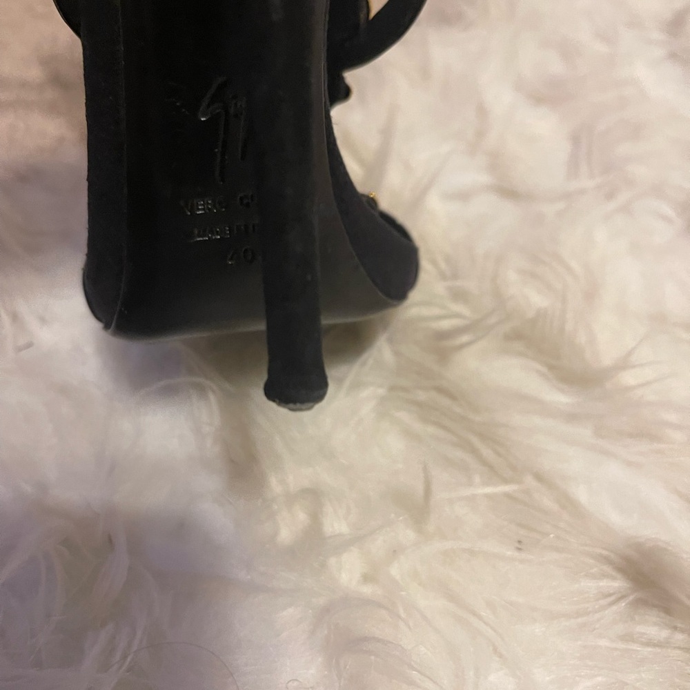 Giuseppe Zanotti
Black/Gold Cruel Summer Wing Heel - Picture 6 of 6